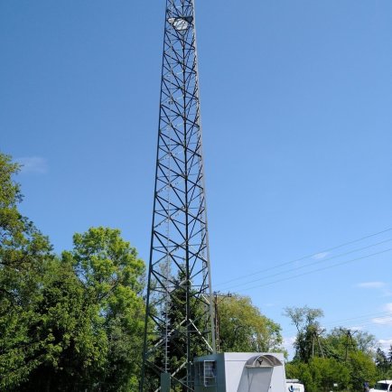 Wieża telekomunikacyjna z kontenerem